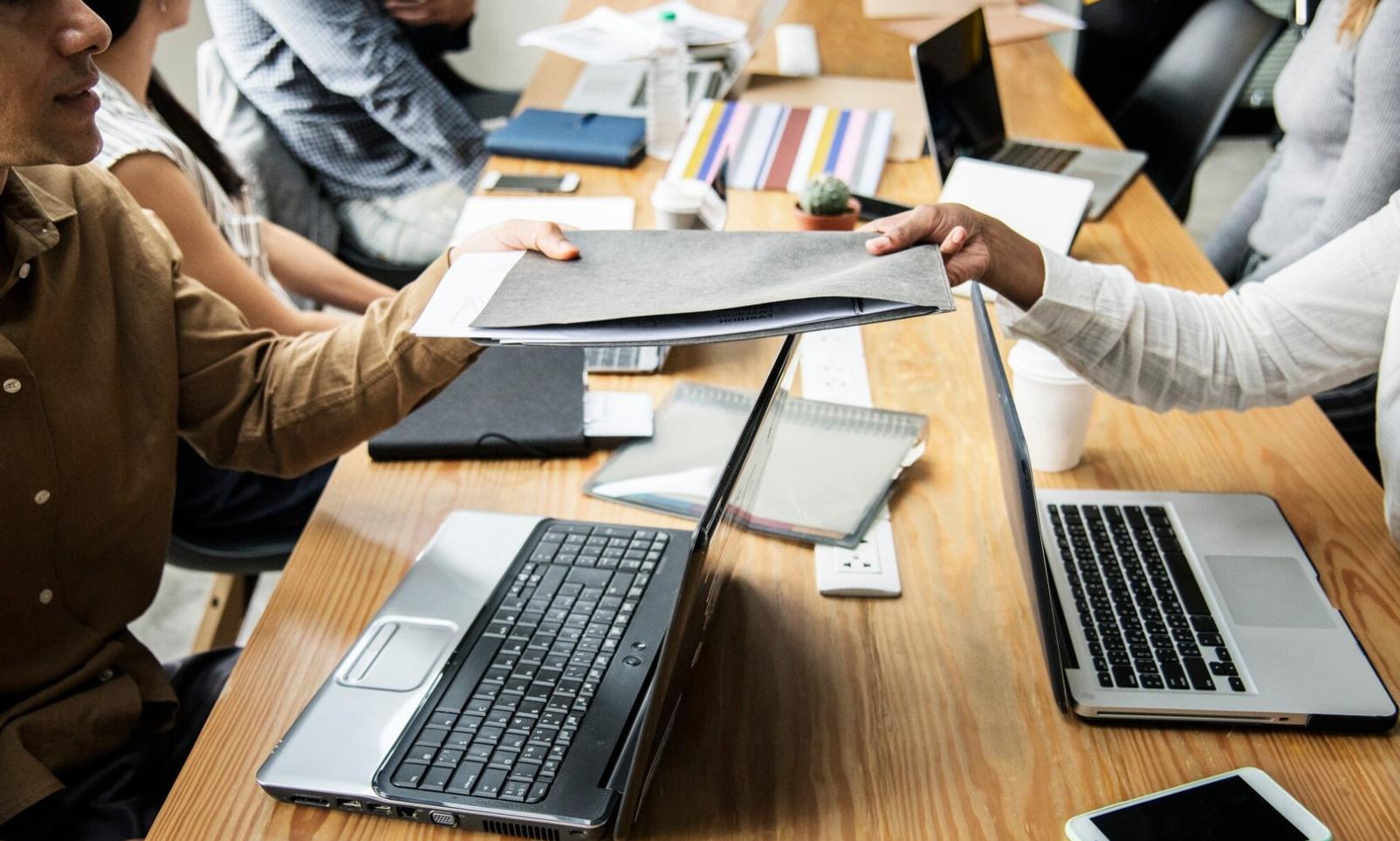 Team collaboration during financial planning meeting